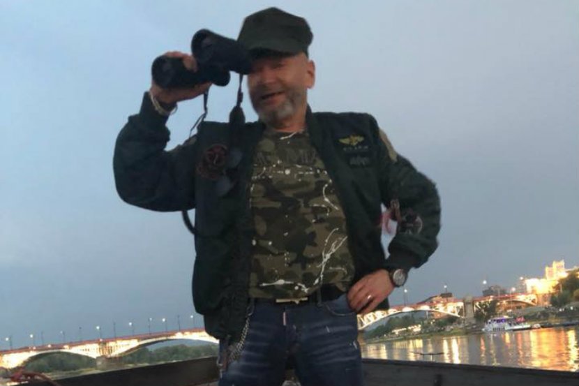 Krzysztof Rutkowski wypatruje pytona tygrysiego.