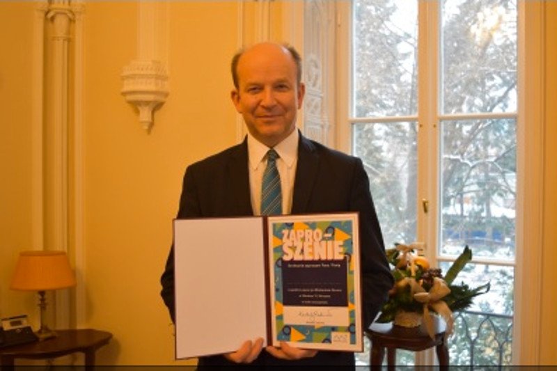 Konstanty Radziwiłł prezentuje zaproszenie za spacer po ministerstwie w jego towarzystwie.