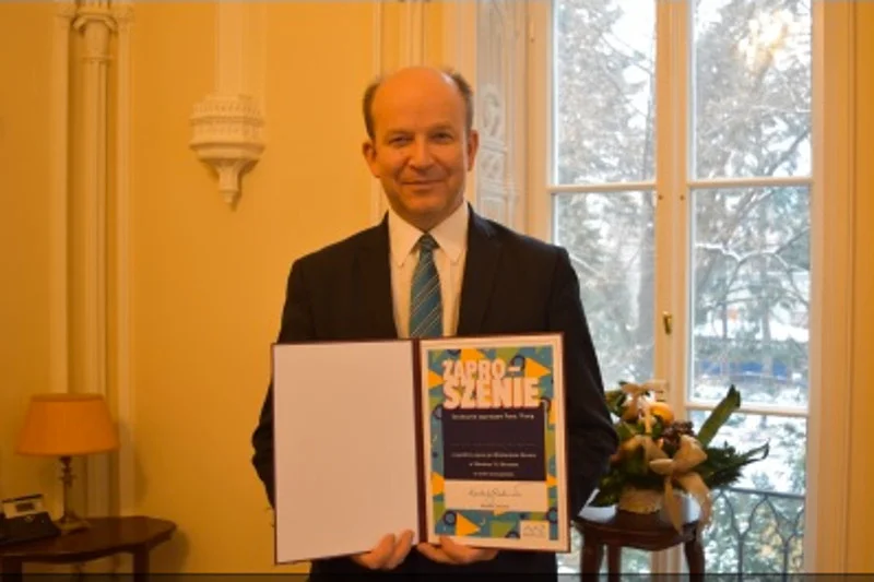 Konstanty Radziwiłł prezentuje zaproszenie za spacer po ministerstwie w jego towarzystwie.