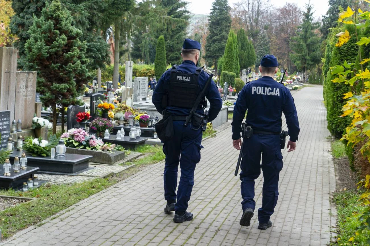 Awantura na cmentarzu w Kowarach. Mężczyźni zaatakowali policjanta