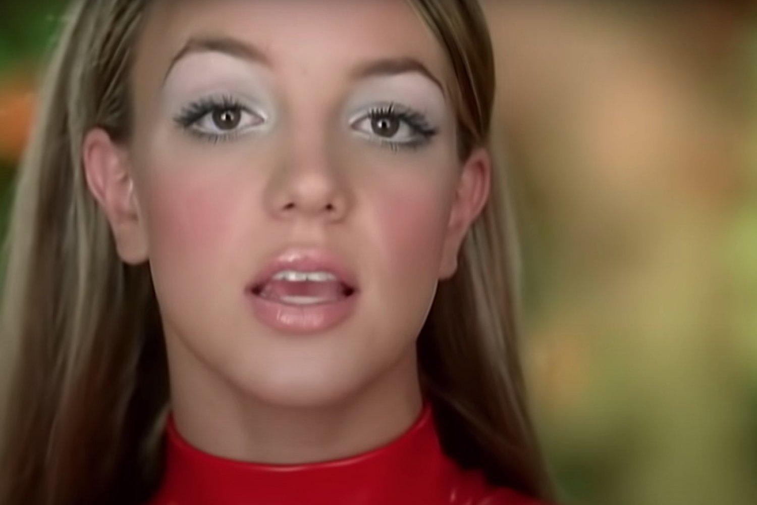 Britney Spears w teledysku do "Oops!...I Did It Again".