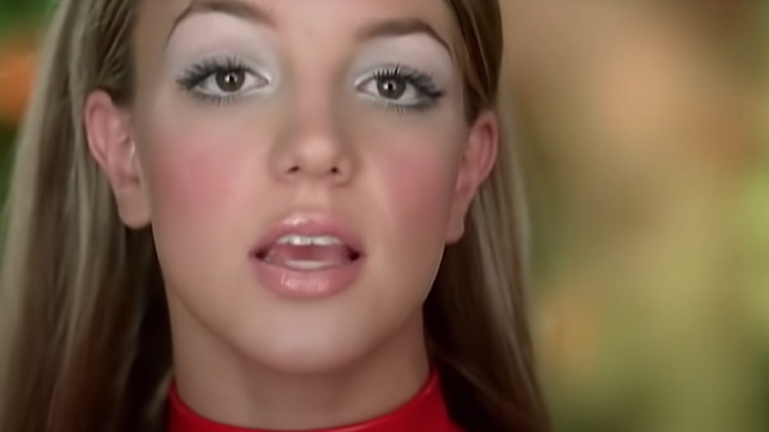 Britney Spears w teledysku do "Oops!...I Did It Again".