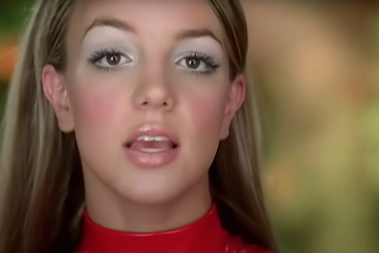 Britney Spears w teledysku do "Oops!...I Did It Again". Britney Spears w teledysku do "Oops!...I Did It Again".