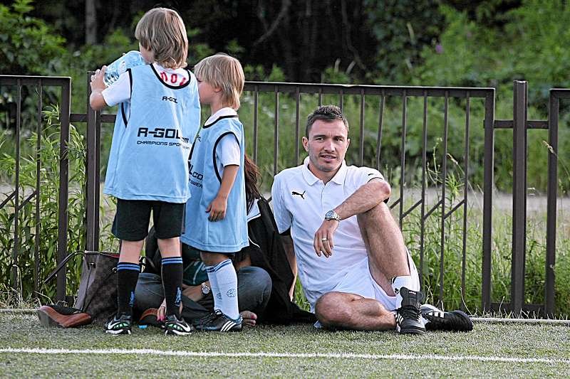 Marek Saganowski z rodziną. Teraz, czekając na badania, ma więcej czasu dla niej.