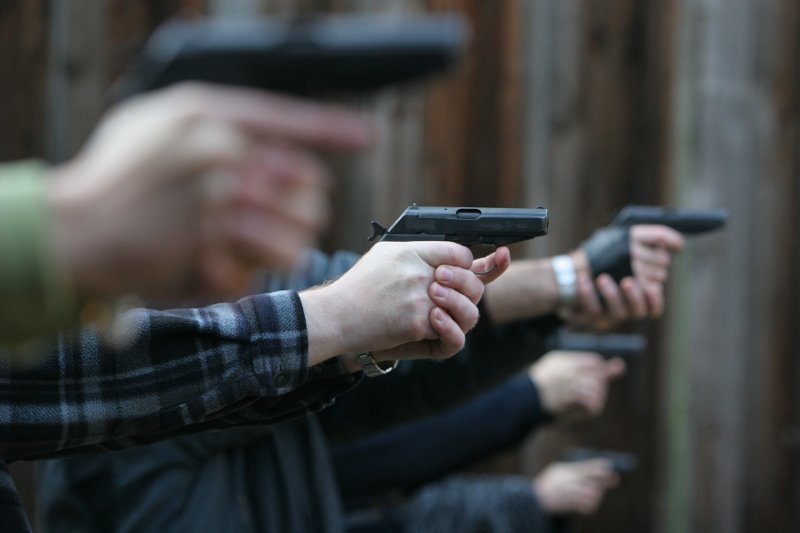 Projekt liberalizujący dostęp do broni w Polsce to nie tylko pistolet w każdej szufladzie. To całkiem niezły biznes.