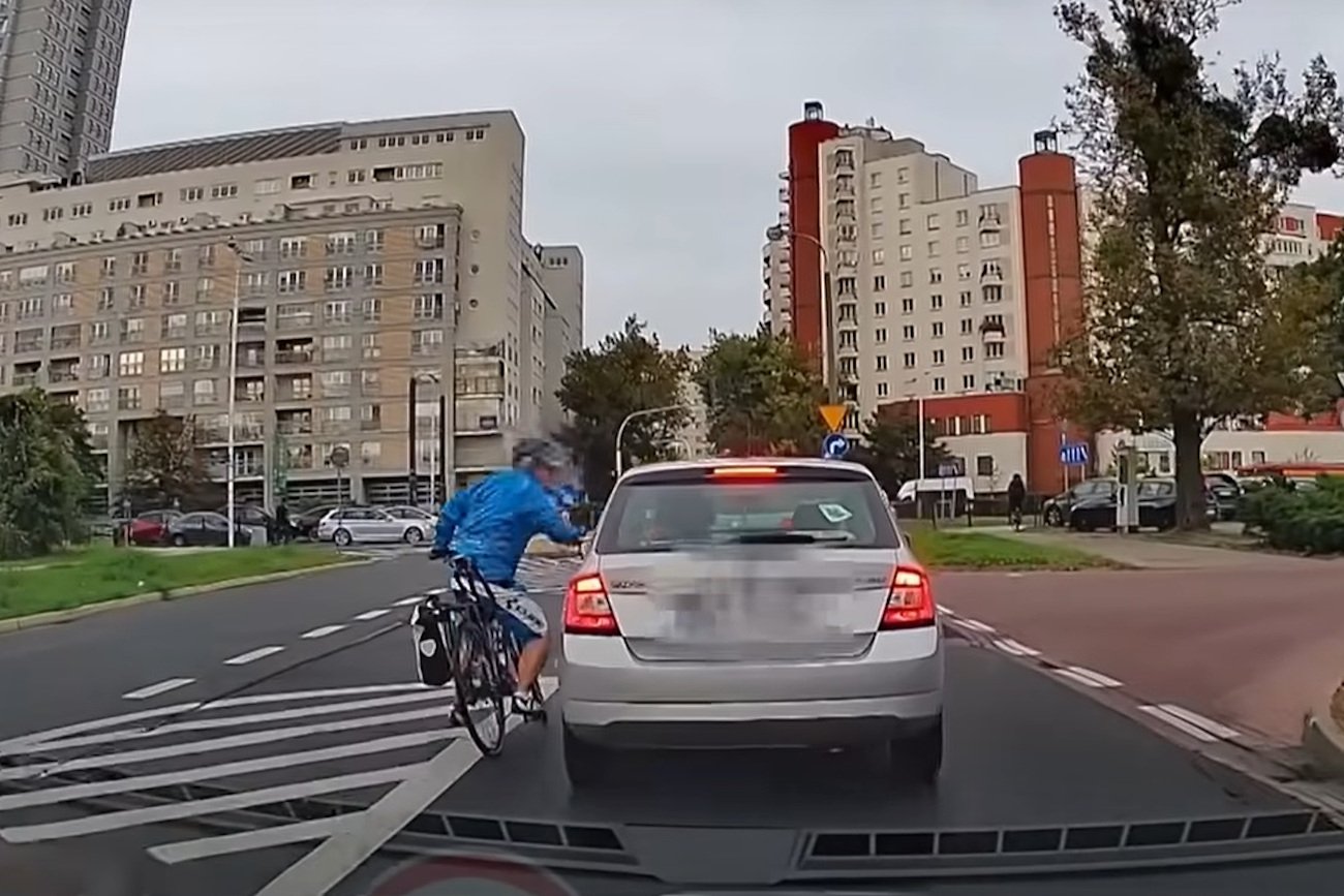 Wiosną rowerzyści ruszają na drogi. I często zapominają o podstawowych zasadach bezpieczeństwa. (Na zdjęciu screen z drogowego incydentu w Warszawie)