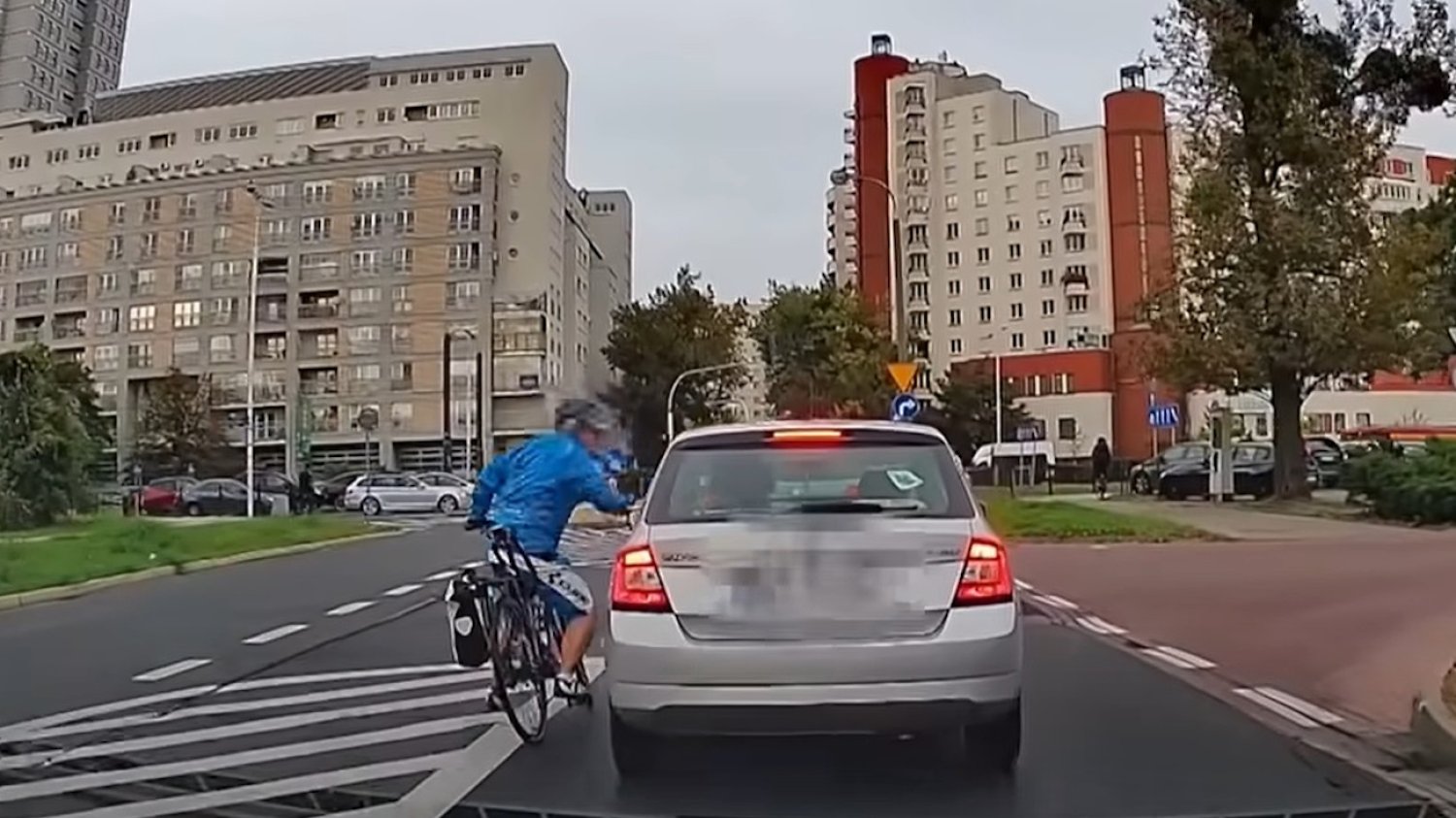 Wiosną rowerzyści ruszają na drogi. I często zapominają o podstawowych zasadach bezpieczeństwa. (Na zdjęciu screen z drogowego incydentu w Warszawie)