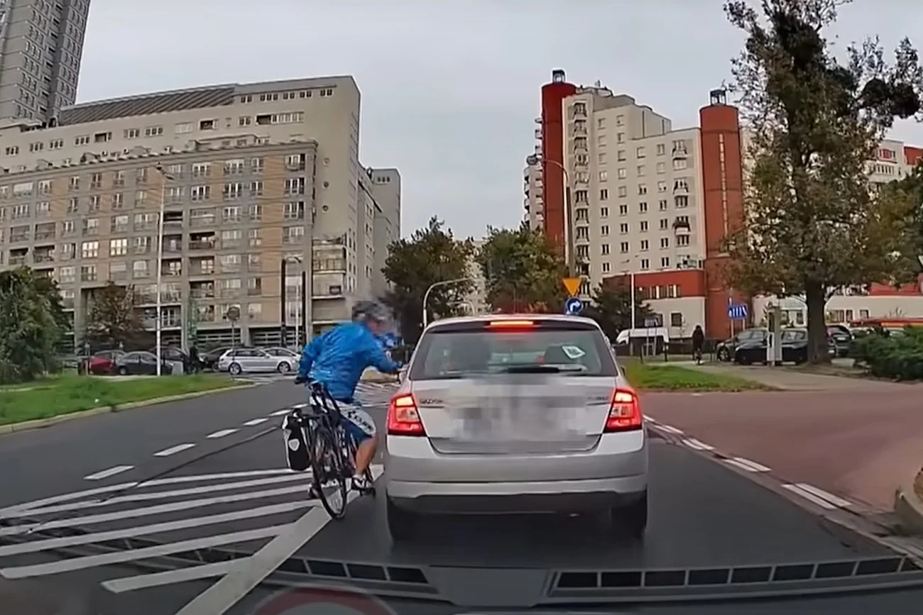 Wiosną rowerzyści ruszają na drogi. I często zapominają o podstawowych zasadach bezpieczeństwa. (Na zdjęciu screen z drogowego incydentu w Warszawie)