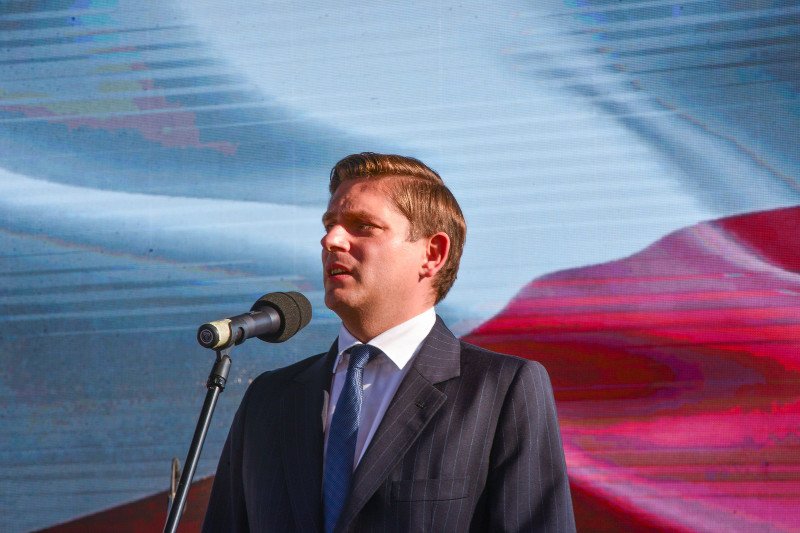 Podczas przemówienia wiceminister obrony narodowej postanowił obrazić Niemców nazywając ich "dziećmi i wnukami zwyrodnialców".