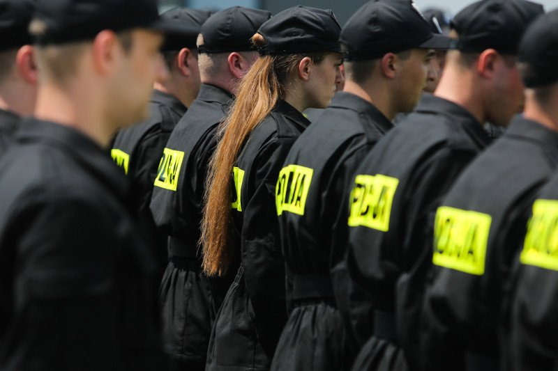 Skarga księdza na policyjne czapki jest kuriozalna.