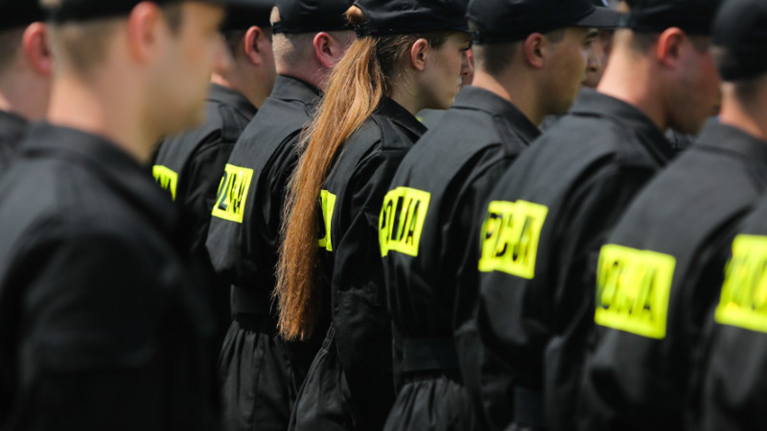 Skarga księdza na policyjne czapki jest kuriozalna.