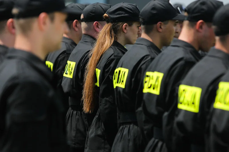Skarga księdza na policyjne czapki jest kuriozalna.