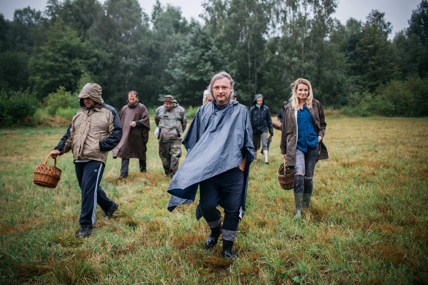 Na zdjęciu Łukasz Łuczaj i uczestnicy jego warsztatów