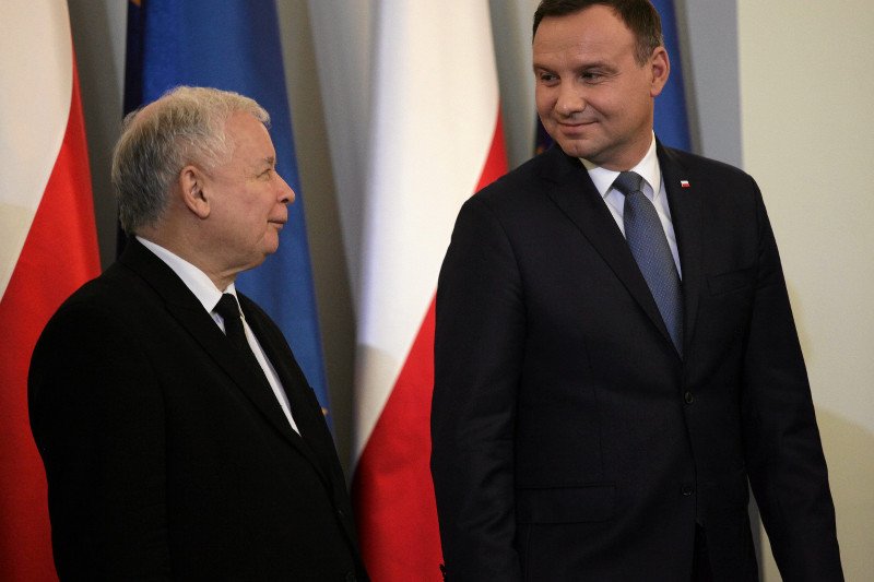 Prezes Kaczyński przypadkiem (?) wbił wizerunkową szpilę prezydentowi Dudzie.