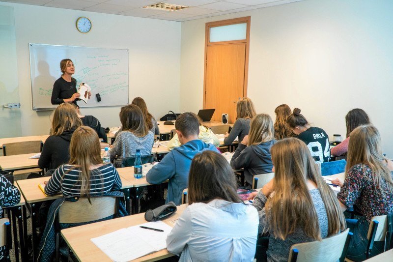 Uczniowie gimnazjów , którzy chcą wystartować w konkursie z WOS-u, wcale nie muszą znać życiorysu Lecha Wałęsy. Ale Antoniego Macierewicza już tak.