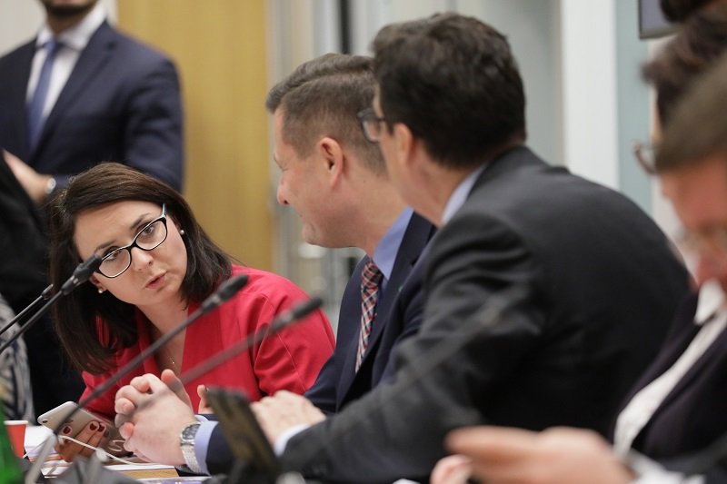 Politycy debatują nad "ustawą kagańcową".