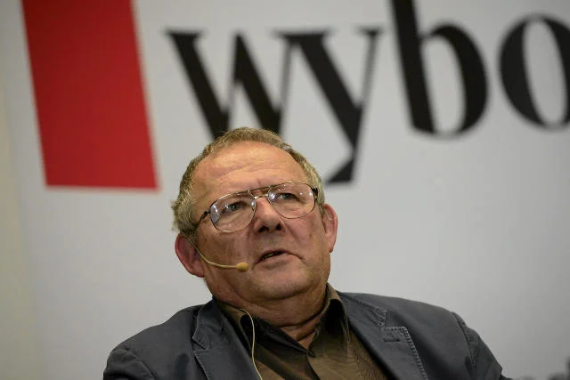 Adam Michnik jawnie wspierający w wyborach prezydenckich Bronisława Komorowskiego i potępiający PiS, teraz może się liczyć z utratą wpływów z reklam spółek państwowych.