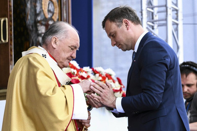 Andrzej Duda nie ukrywa, że regularnie się modli i chodzi na msze.