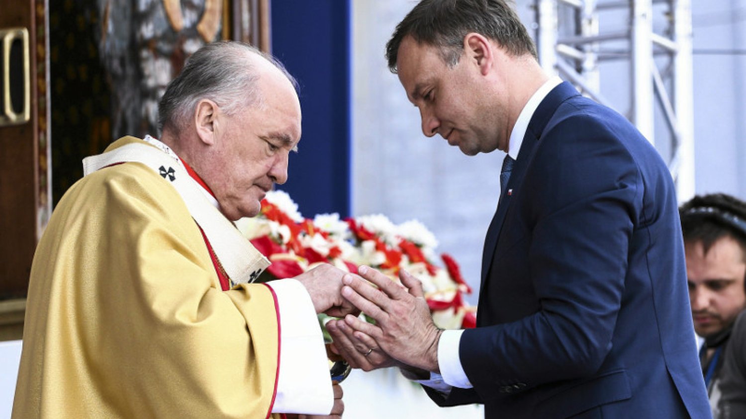Andrzej Duda nie ukrywa, że regularnie się modli i chodzi na msze.