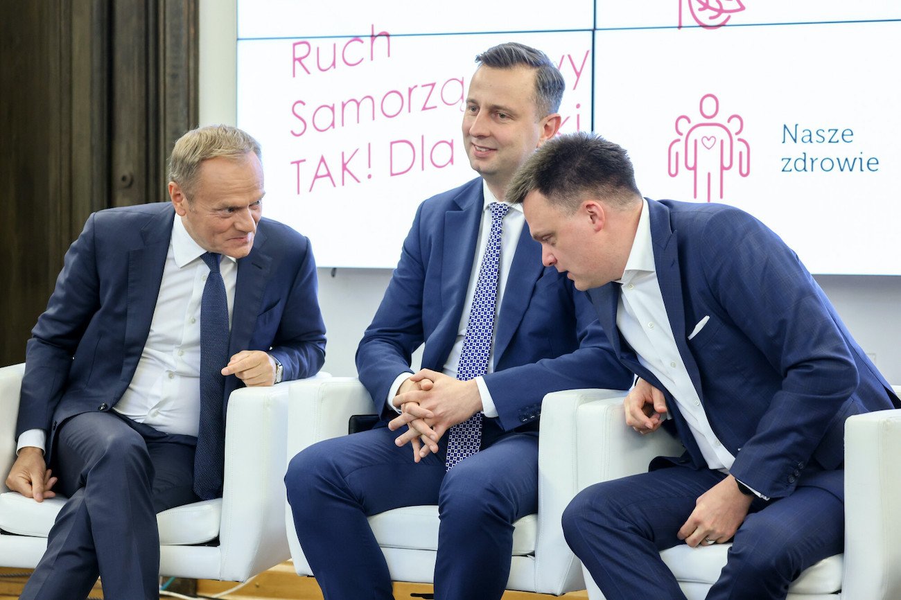 Donald Tusk, Władysław Kosiniak–Kamysz i Szymon Hołownia na konferencji poprzedzającej podpisanie deklaracji z ruchem samorządowym TAK dla Polski.
