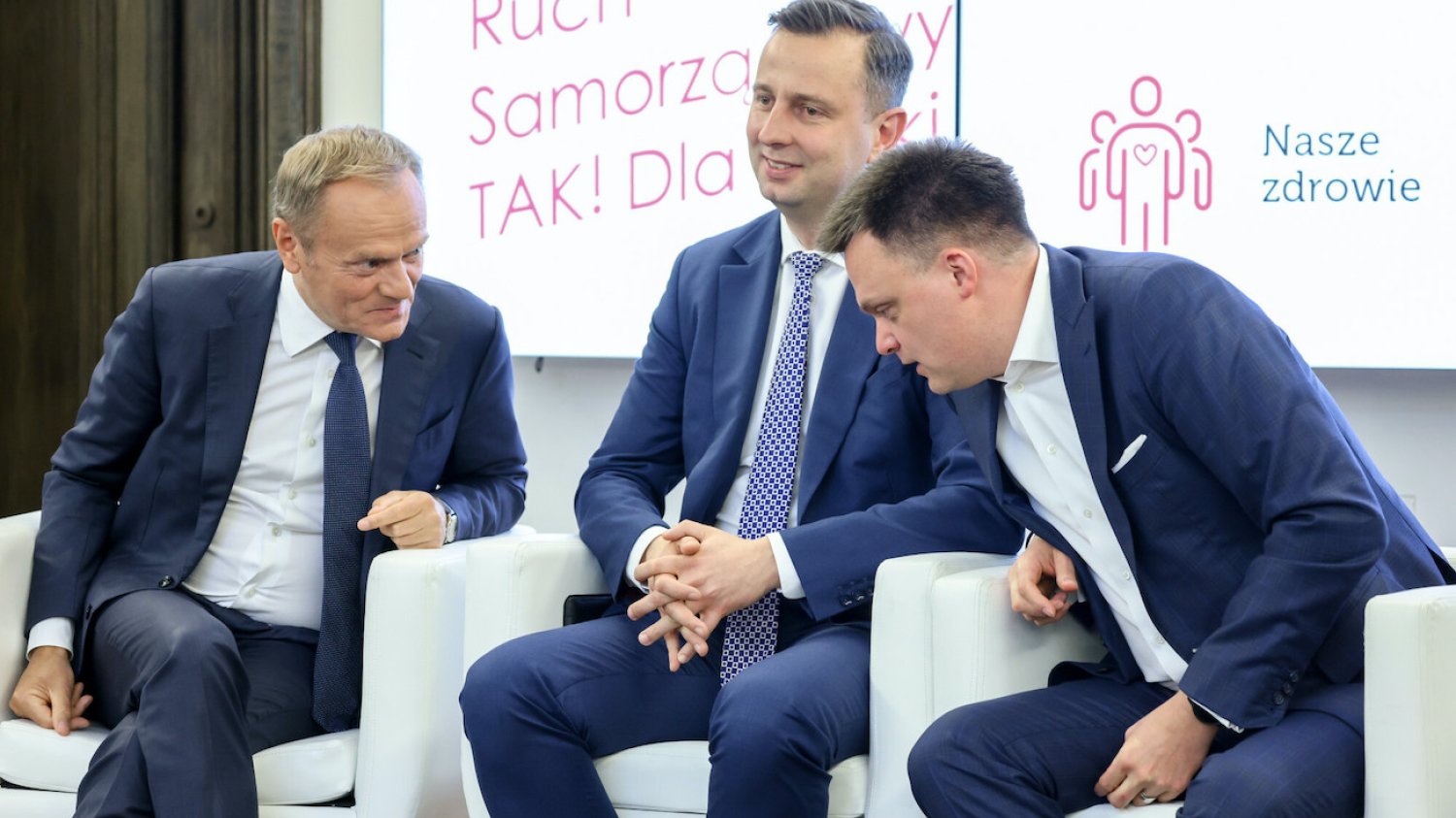Donald Tusk, Władysław Kosiniak–Kamysz i Szymon Hołownia na konferencji poprzedzającej podpisanie deklaracji z ruchem samorządowym TAK dla Polski.