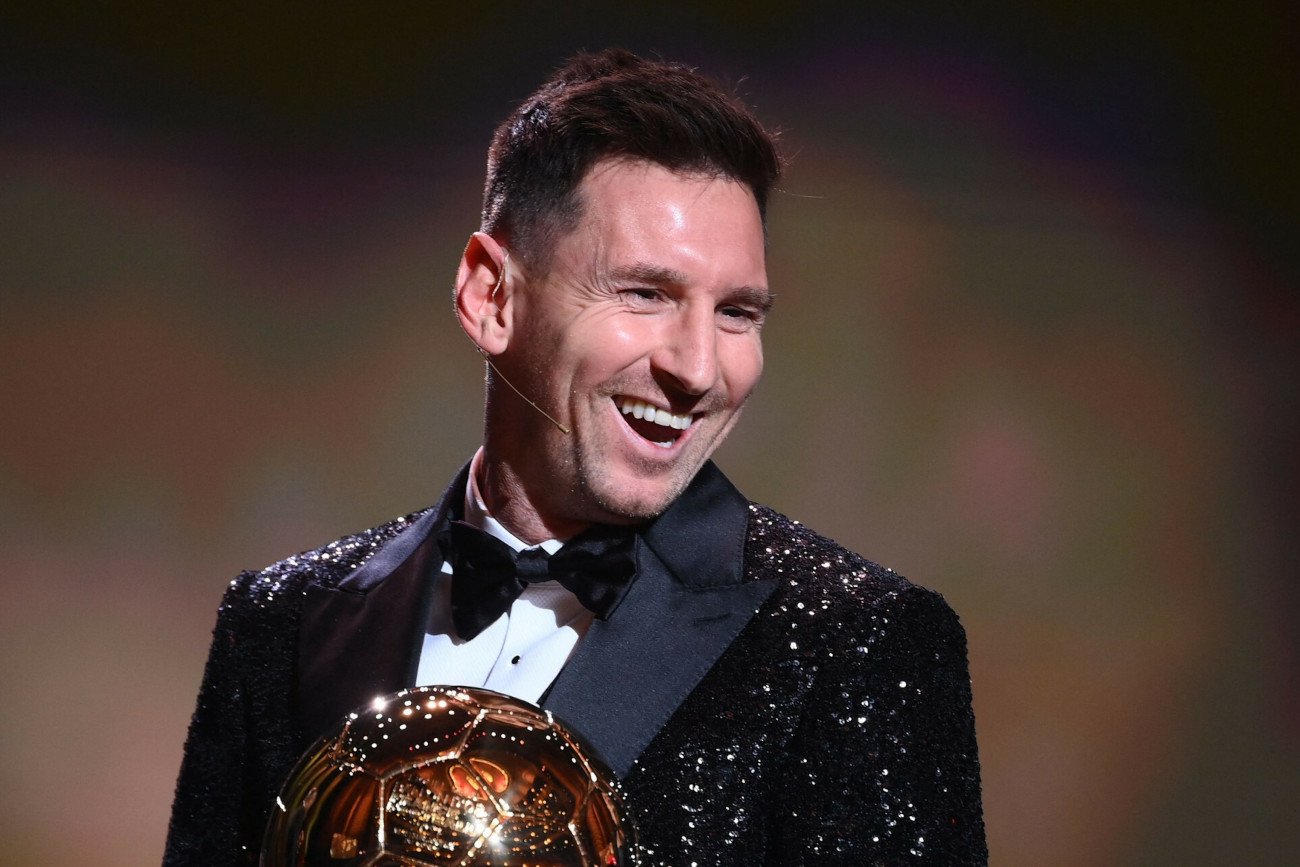 Lionel Messi otrzymał pod koniec 2021 roku Złotą Piłkę, wyprzedzając drugiej w głosowaniu Roberta Lewandowskiego.