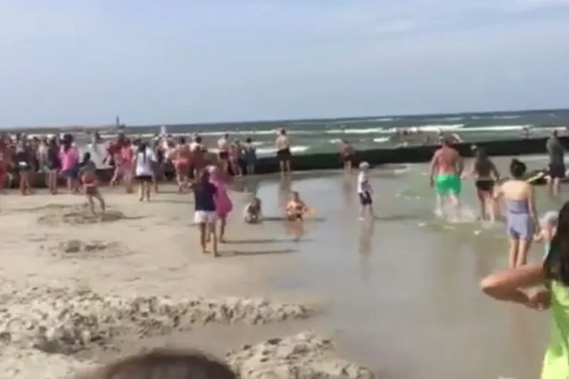 Akcję ratunkową na plaży w Łebie nagrał jeden z internautów i opublikował na swoim Facebooku.