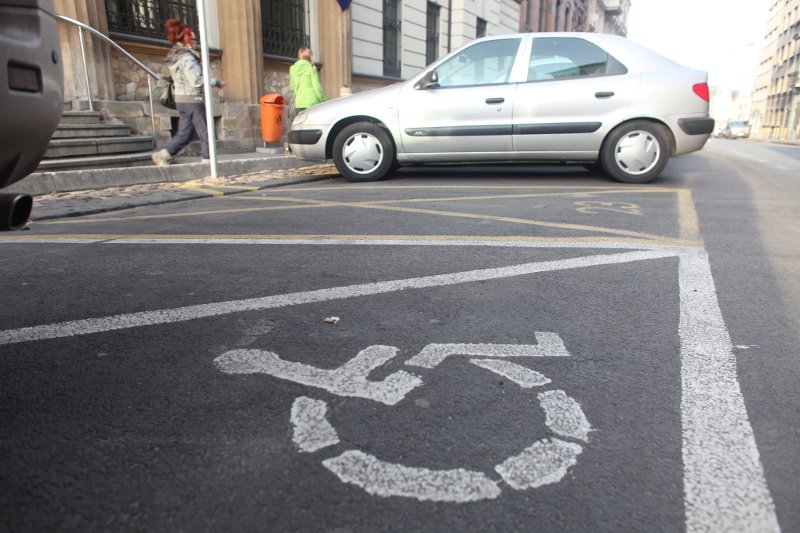 Wielka Brytania wprowadza rewolucję w parkowaniu na "kopertach". Czy w Polsce też coś takiego by się przydało?