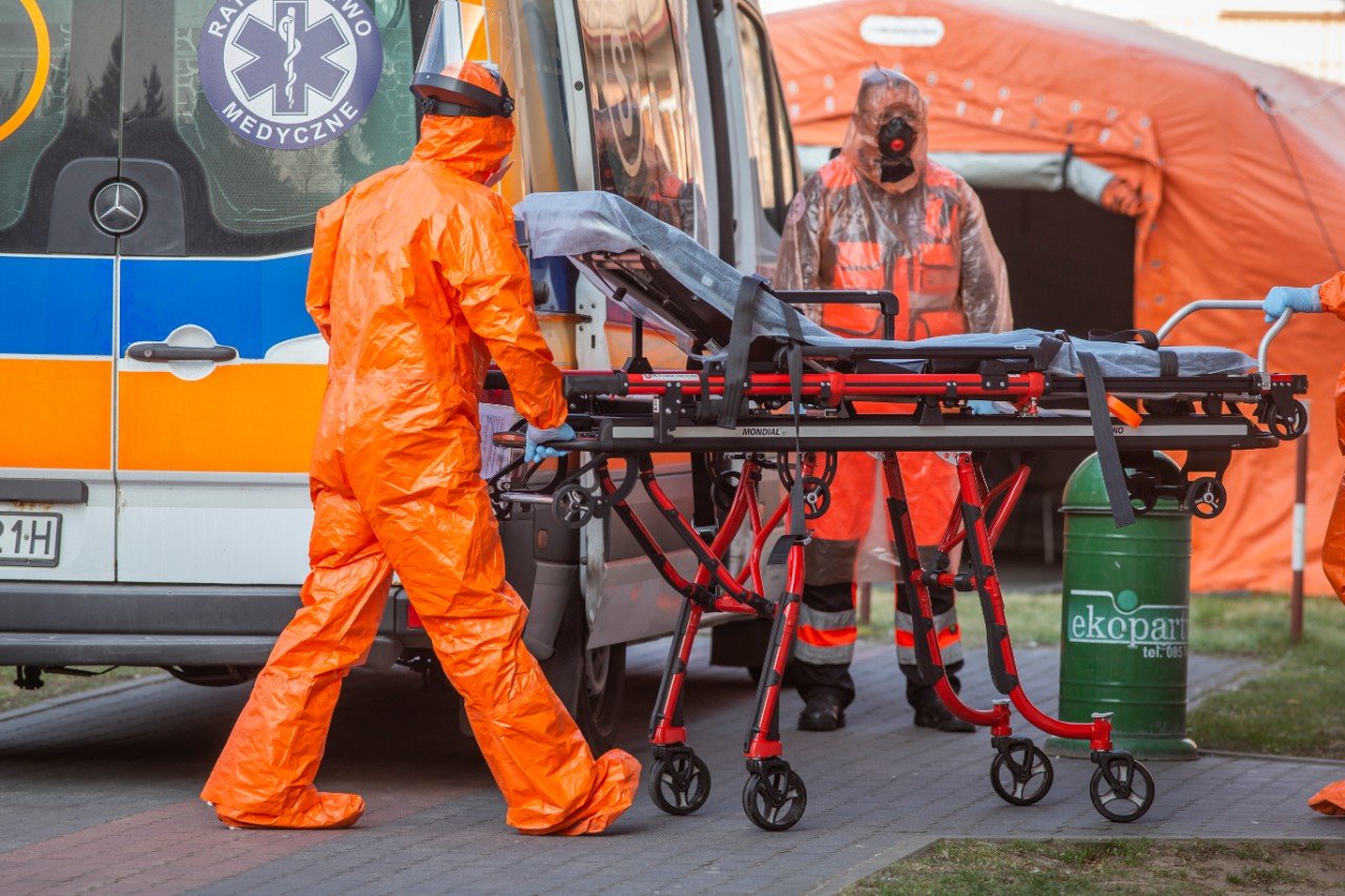 Przed wejściem do szpitala w Oławie zmarł 65-letni mężczyzna, który miał problemy z oddychaniem. 65-latek zmarł kilka metrów od wejścia do szpitala w Oławie. Nagle upadł w drodze z parkingu, nie wiadomo, czy był zakażony koronawirusem.