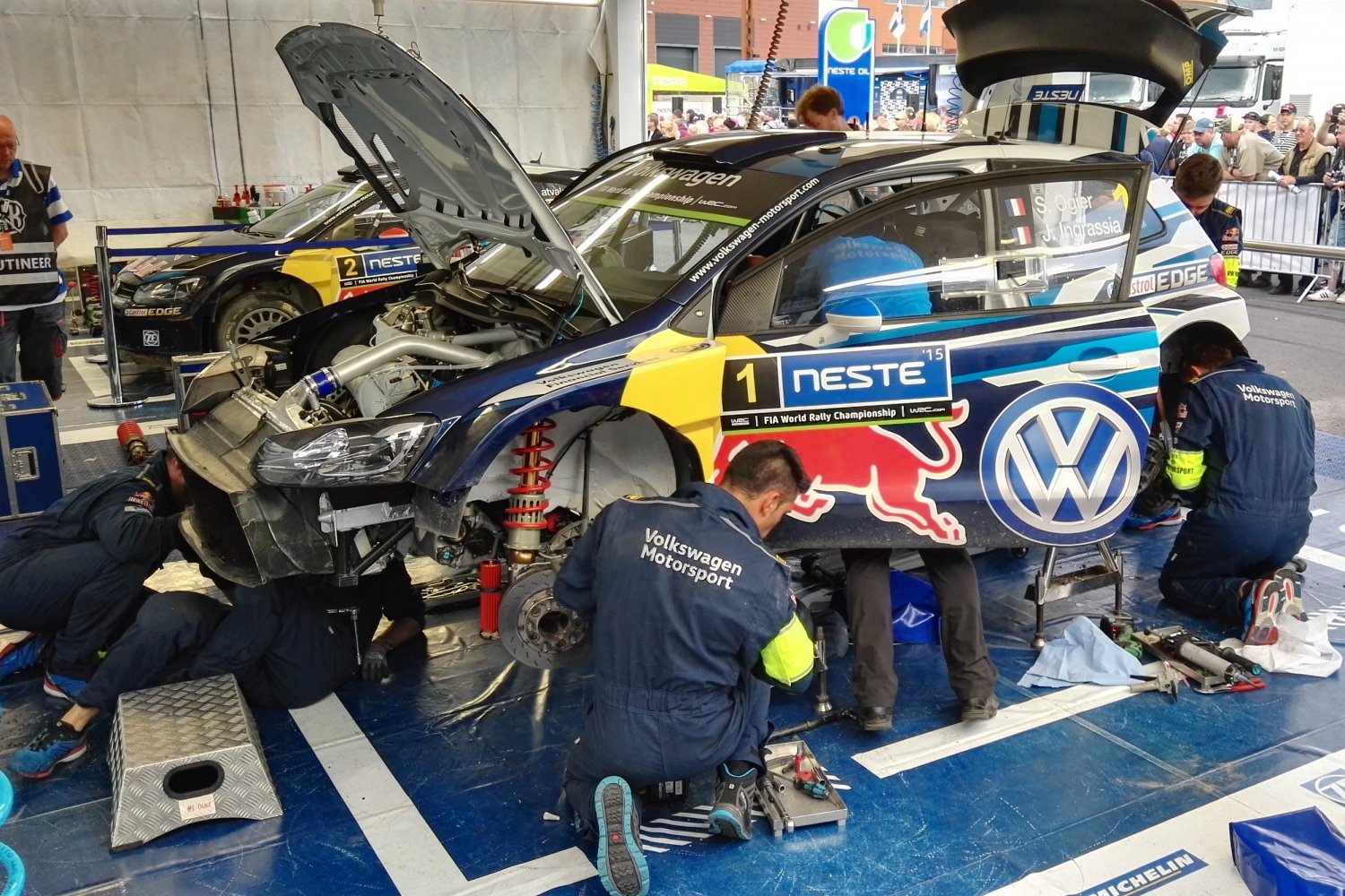 Zespół Volkswagen Motorsport podczas serwisu auta Sebastiana Ogiera.