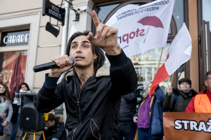 Ivan Komarenko nagrał kolejny antycovidowy hymn.