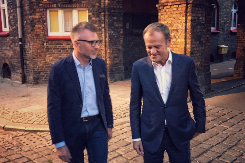 Donald Tusk i Jarosław Makowski w Katowicach Nikiszowcu.