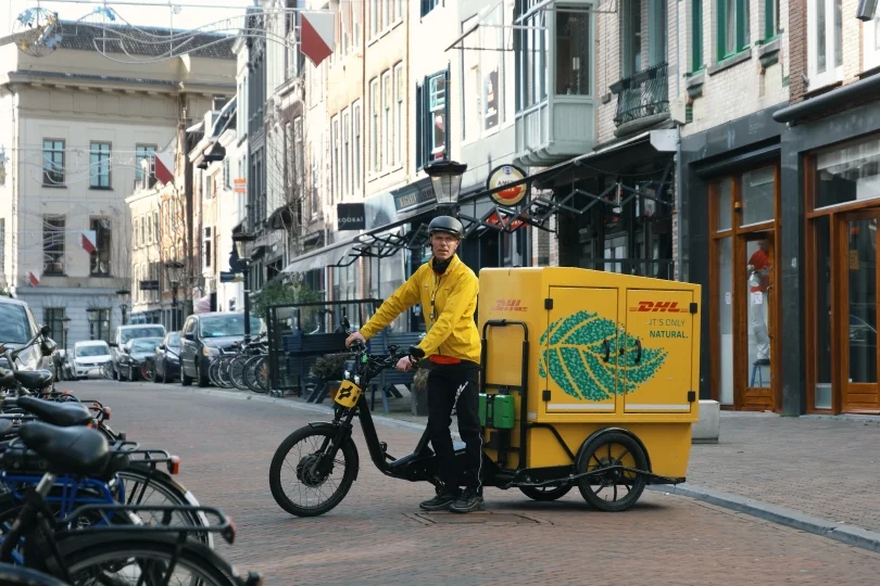 Kurierzy stawiają na środowisko. DHL Express dostarczy paczki rowerem.