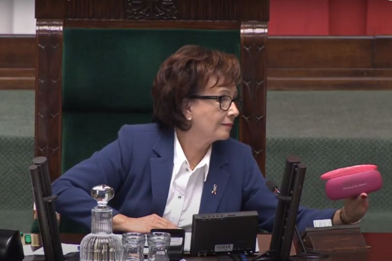 Nitrasowi spodobało się etui marszałek Witek.