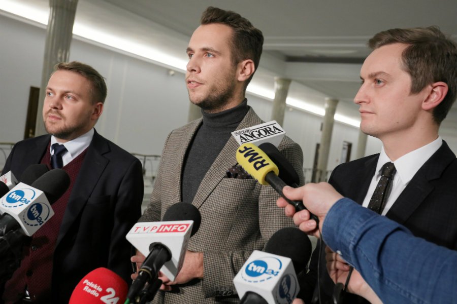 Tak, to ci trzej młodzi posłowie PiS zaprezentowali nowy projekt dyscyplinujący sędziów niepokornych wobec "dobrej zmiany". Od lewej: Jacek Ozdoba, Jan Kanthak i Sebastian Kaleta.