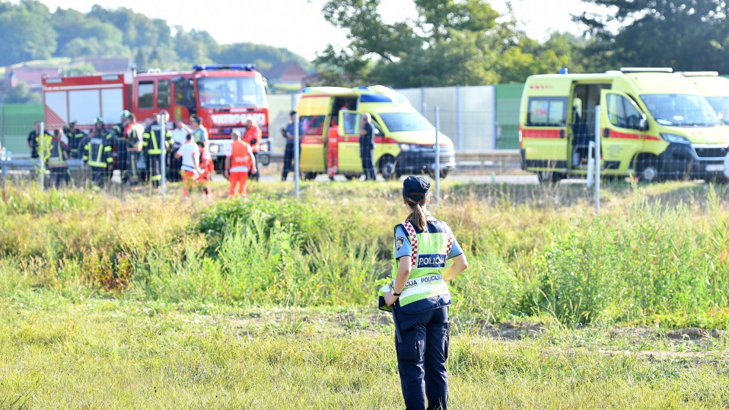 Droga do Chorwacji jest niebezpieczna Wypadek drogowy w Chorwacji. Na pierwszym planie policjantka, dalej służby ratunkowe w akcji na autostradzie.
