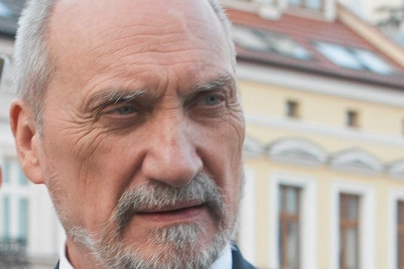 Przed laty Antoni Macierewicz, jako szef kontrwywiadu dopuścił do poufnych informacji człowieka, który obecnie okrzyknięty został "rosyjskim łącznikiem".  Po rewelacjach "Faktu" MON pospiesznie zajęło się fundacją, której szefował.