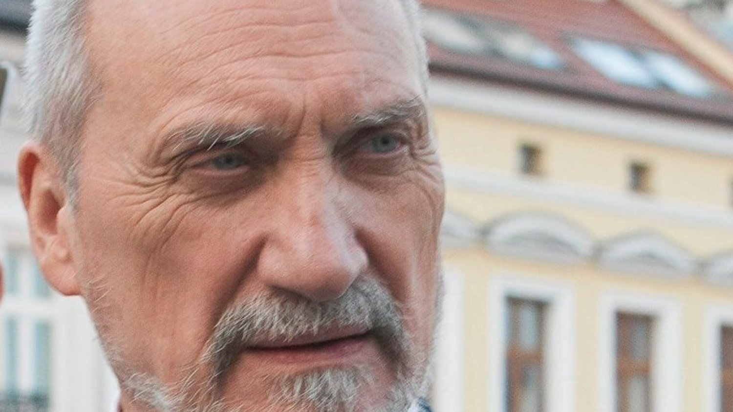 Przed laty Antoni Macierewicz, jako szef kontrwywiadu dopuścił do poufnych informacji człowieka, który obecnie okrzyknięty został "rosyjskim łącznikiem".  Po rewelacjach "Faktu" MON pospiesznie zajęło się fundacją, której szefował.