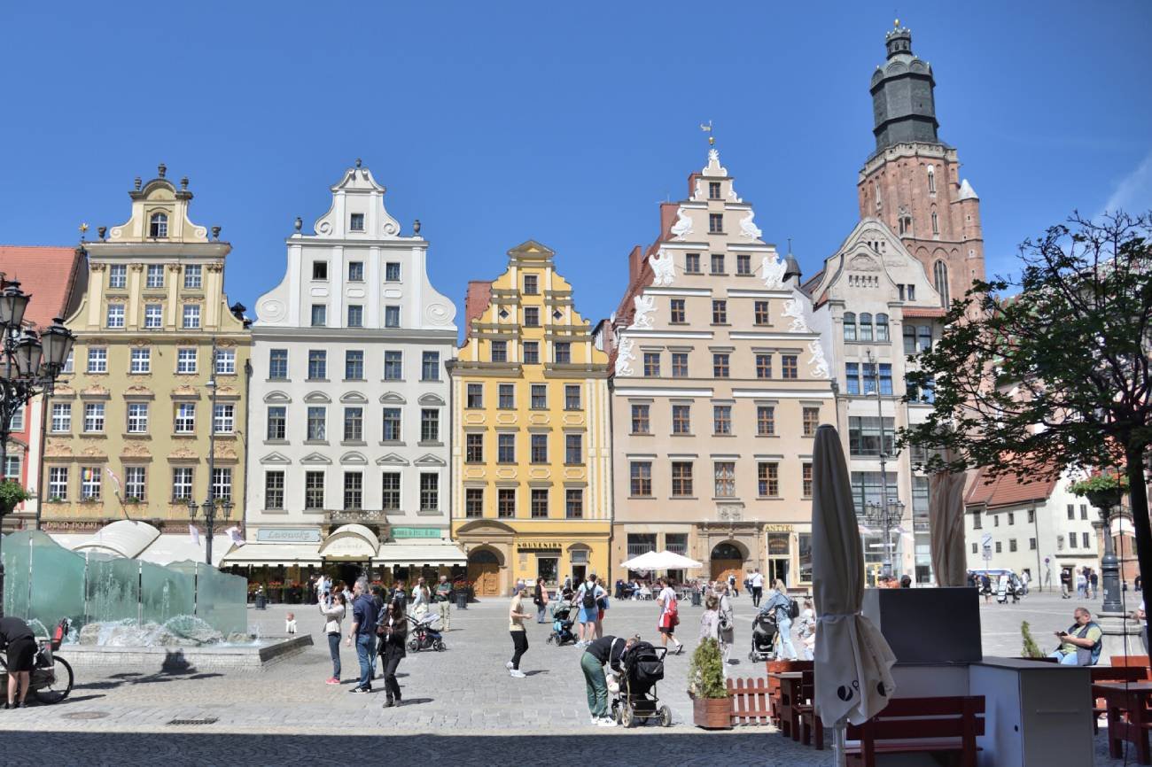 Mieszkanie na wynajem we Wrocławiu. Jest w nim 25 pokoi