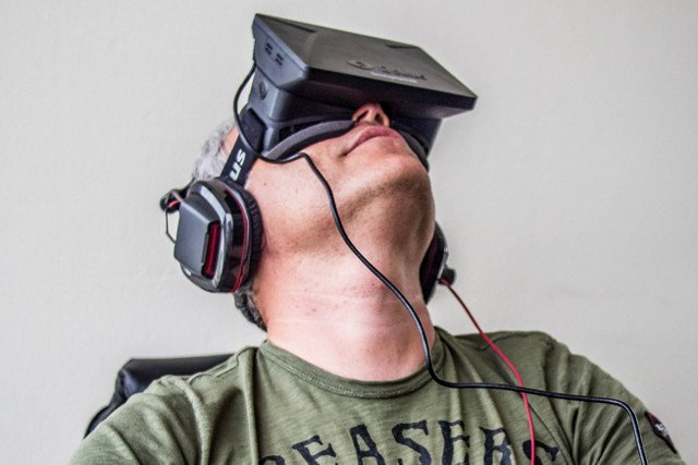 Mężczyzna w okularach Oculus Rift (słuchawki nie wchodzą w skład zestawu)