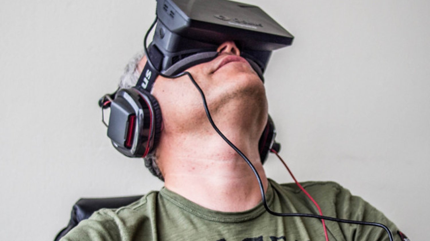 Mężczyzna w okularach Oculus Rift (słuchawki nie wchodzą w skład zestawu)