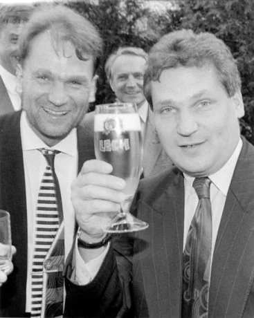http://m.wyborcza.pl/wyborcza/1,105402,13139232,Aleksander_Kwasniewski_dostaje_wysoka_pensje_od_firmy.html