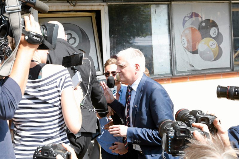 Szefostwo PiS już wyjechało z siedziby partii rządzącej przy Nowogrodzkiej. Teraz u Jarosław Kaczyńskiego goszczą koalicjanci, czyli Jarosław Gowin z Polski Razem i Zbigniew Ziobro z Solidarnej Polski.