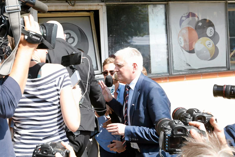 Szefostwo PiS już wyjechało z siedziby partii rządzącej przy Nowogrodzkiej. Teraz u Jarosław Kaczyńskiego goszczą koalicjanci, czyli Jarosław Gowin z Polski Razem i Zbigniew Ziobro z Solidarnej Polski.