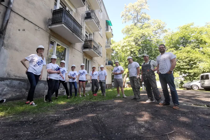 Wolontariuszami są osoby pracujące zarówno w biurach, jak i centrach planowania i logistyki oraz fabrykach P&G, które pomogły już setkom osób.