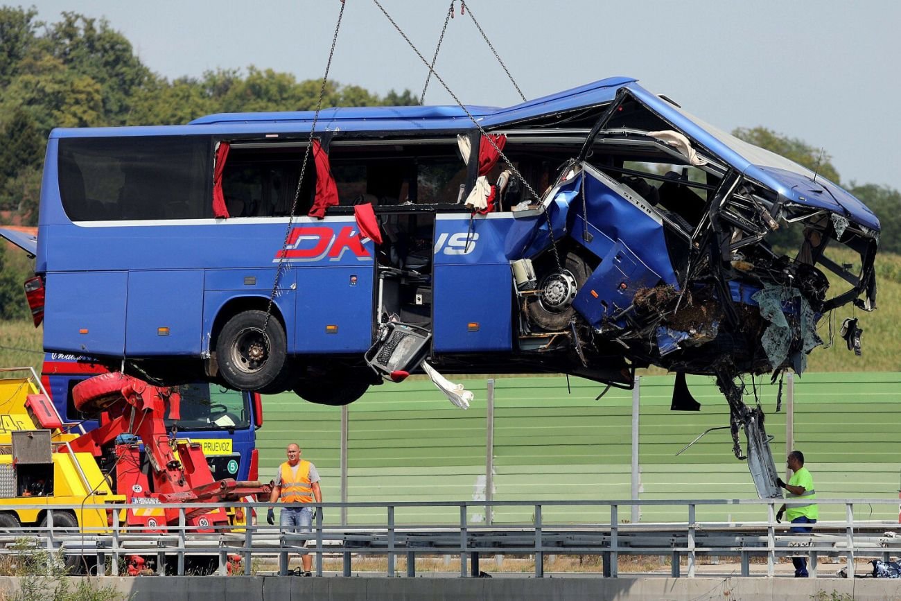 Wrak autokaru, w którym podróżowali polscy pielgrzymi.