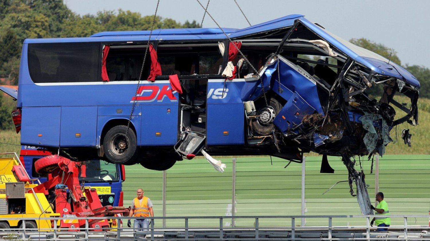 Wrak autokaru, w którym podróżowali polscy pielgrzymi.