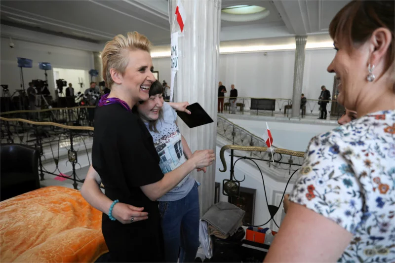 Joanna Scheuring-Wielgus w Sejmie z protestującymi.