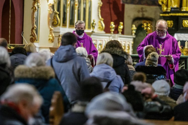 Uroczystość w archikatedrze oliwskiej w czasie pandemii. Pełne ławy kościelne.