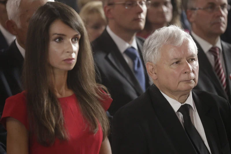 Jarosław Kaczyński razem z bratanicą, Martą. W tle posłowie jego partii.